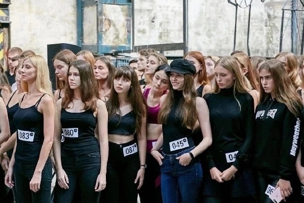 массовка принять участие