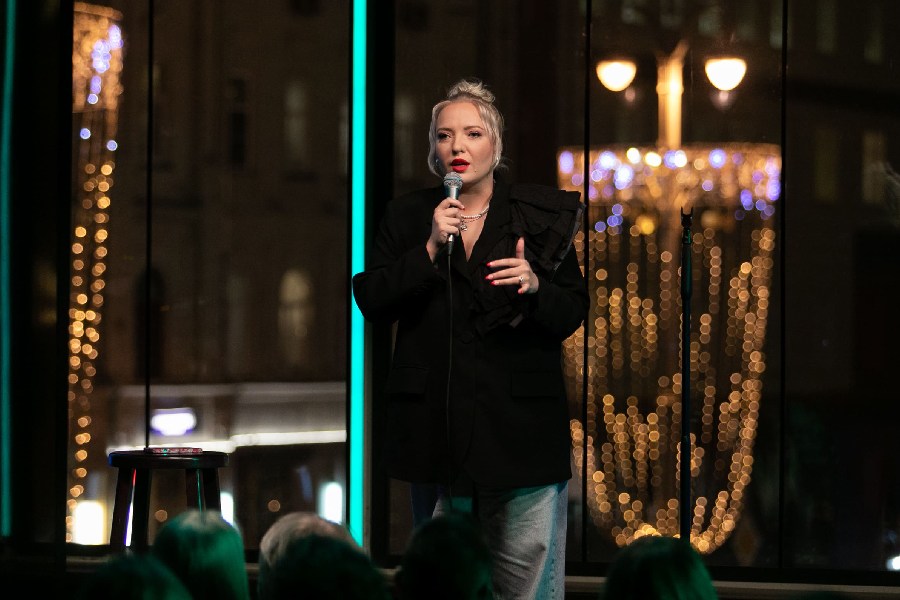 кто ведет женский стендап